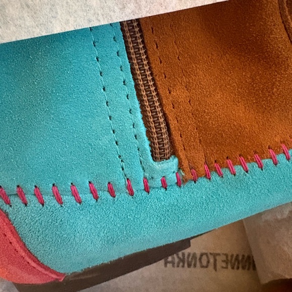 Brand New in Box Minnetonka Women’s Size 10 Stranger Things Holly Wheeler Boots - Picture 5 of 12